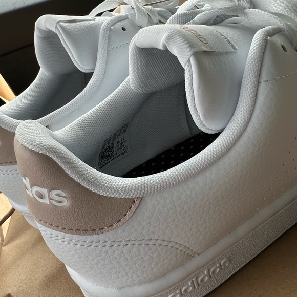 Adidas Women's Advantage Sneaker, White/White/Putty Mauve, 9.5 New with Tag - Picture 5 of 6